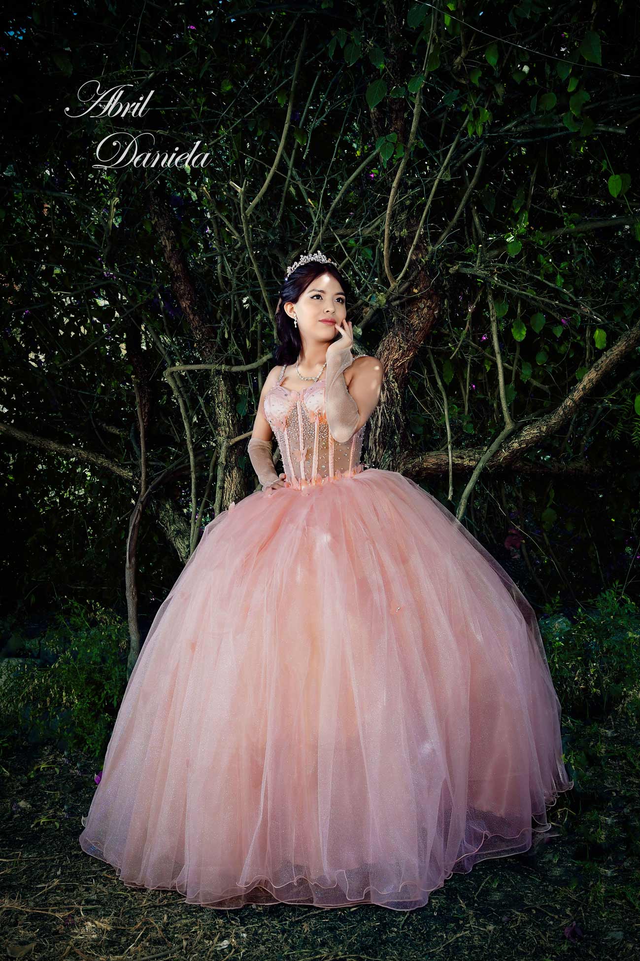 señorita feliz con vetido en un bosque