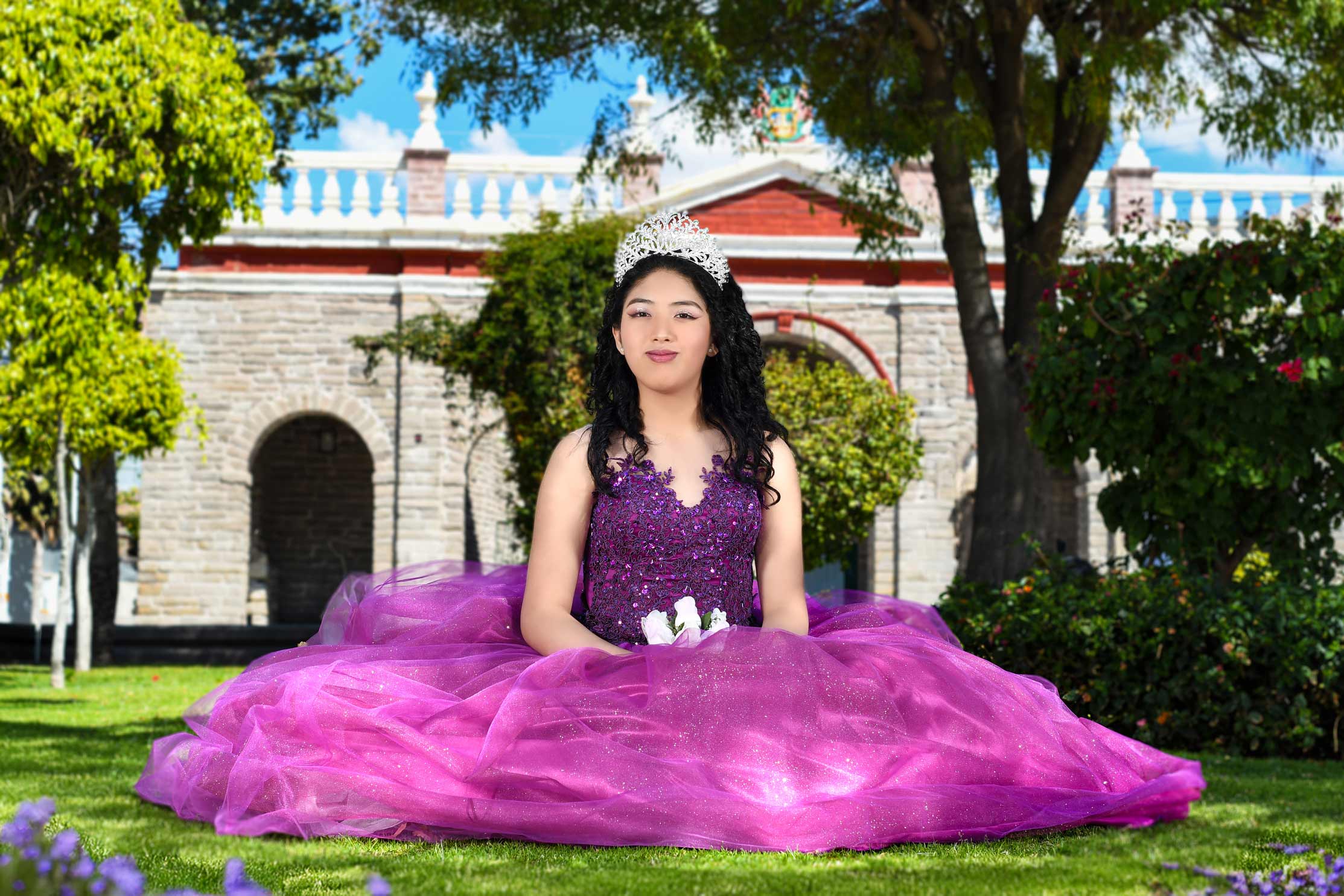 chica feliz con vestido morado en parque