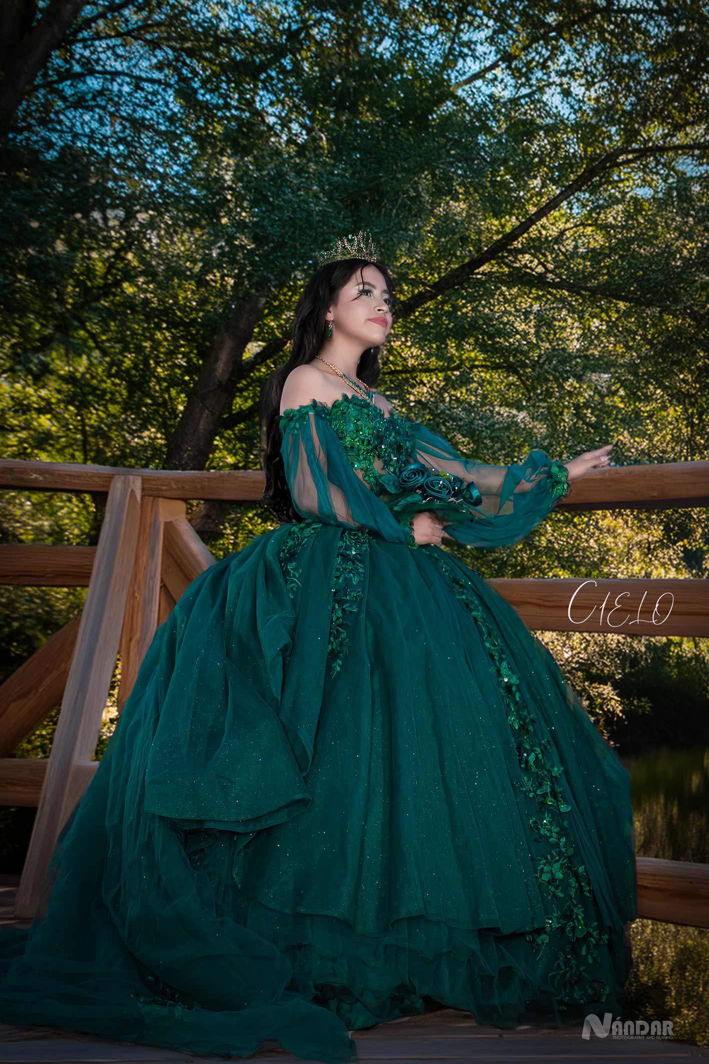 señorita de verde en un puente y en un bosque