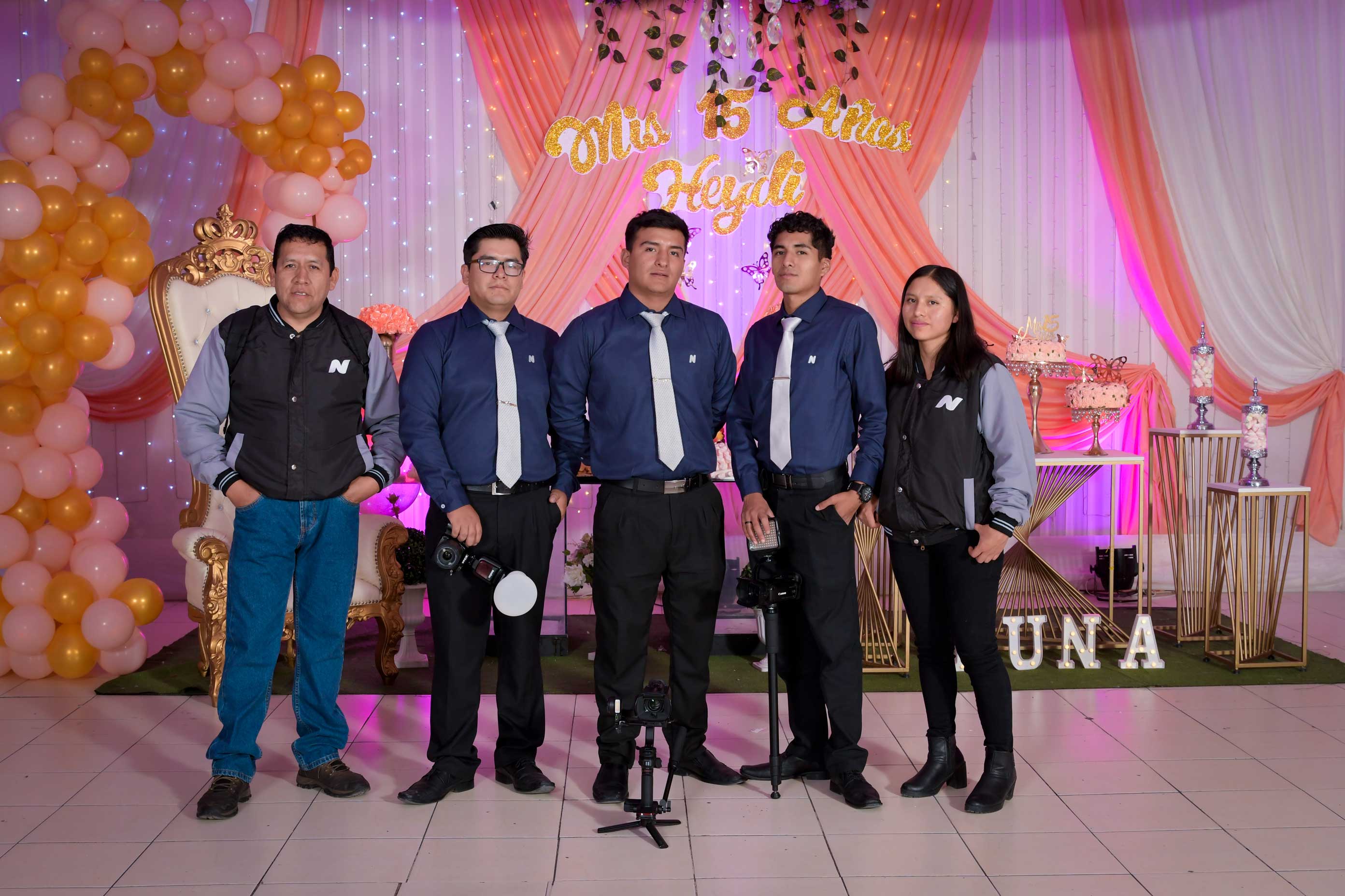 grupo de peronas felices y alegres con sus camaras y filmadoras