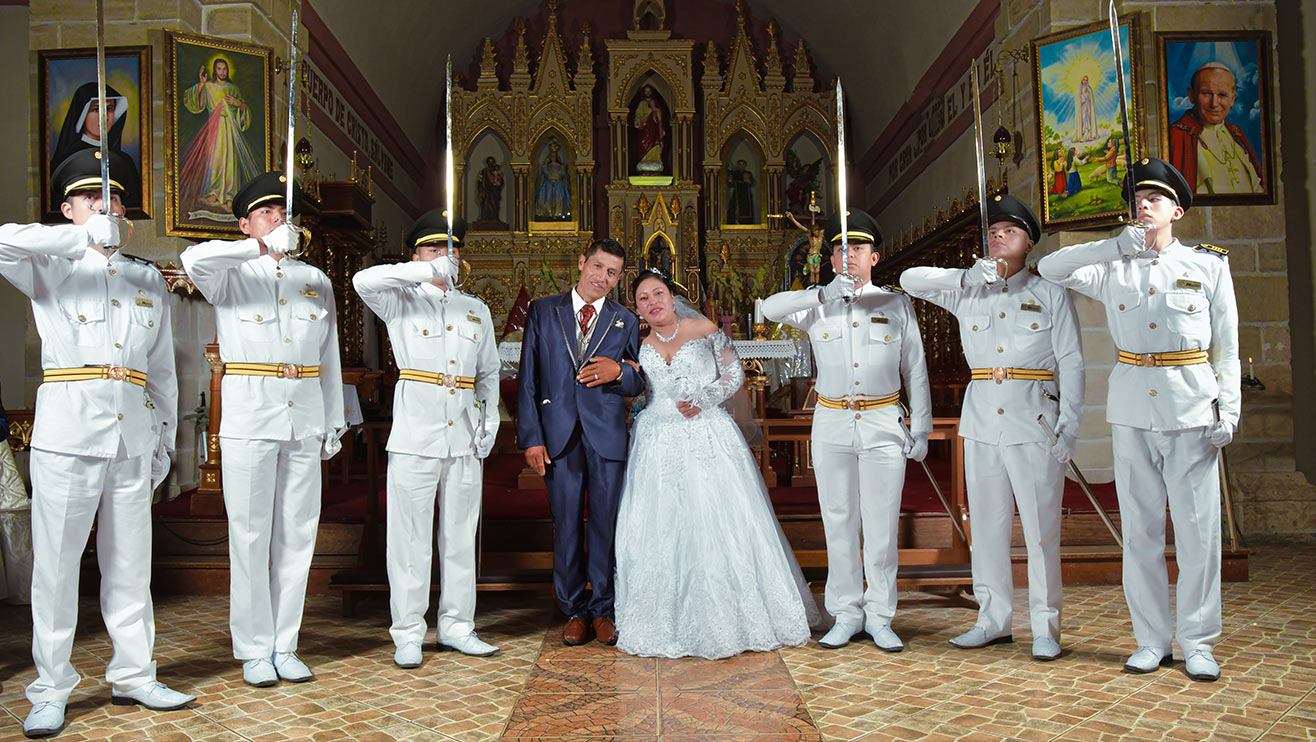 Evento de matrimonio/bodas con cadetes en una iglesia