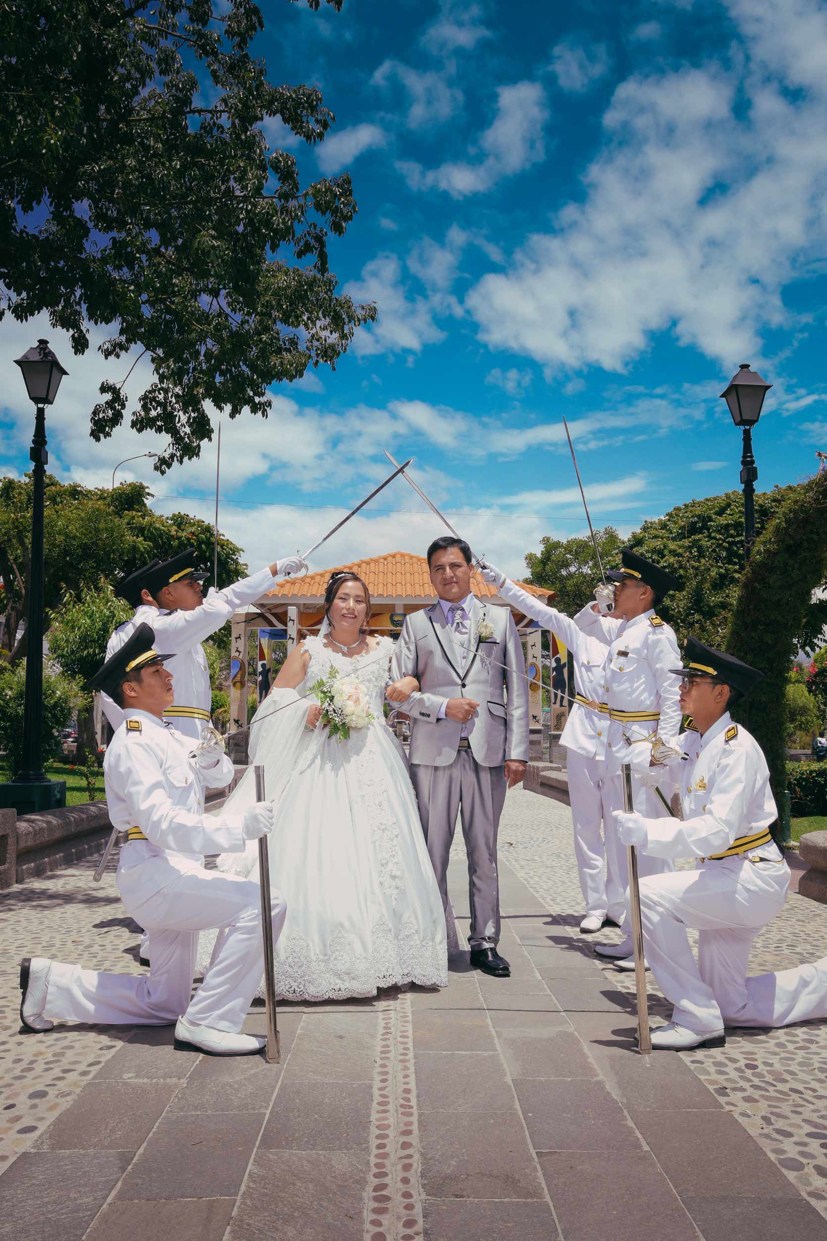 Pareja sonriendo en un evento