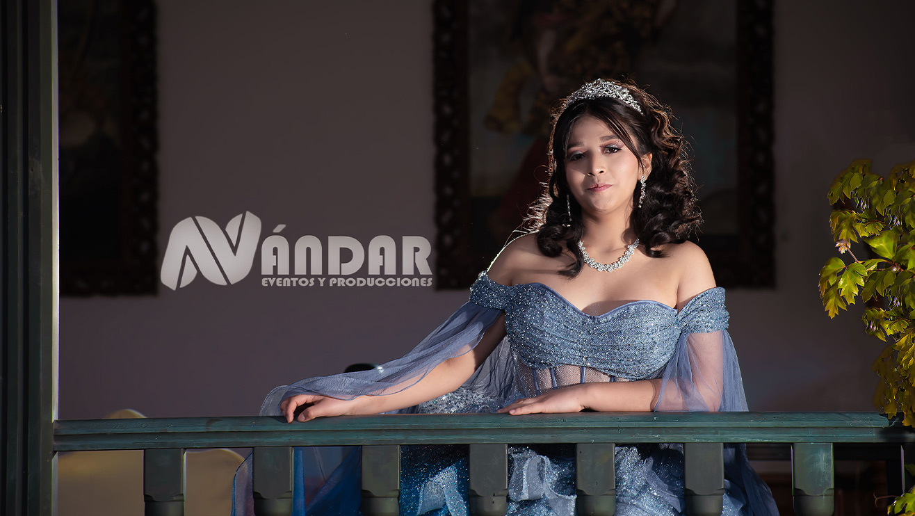 quinceañera con vestido azul en varanda de madera