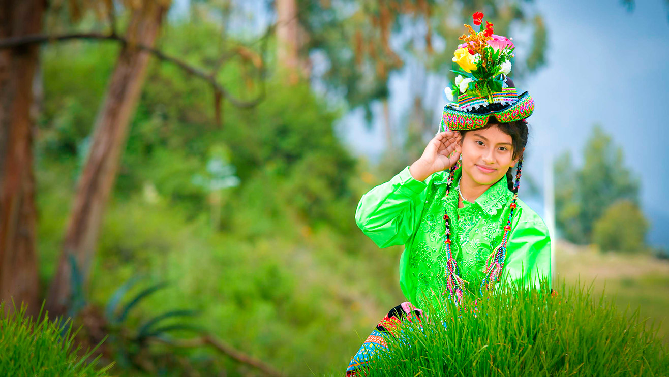 foto de una señorita con vestido en un parque